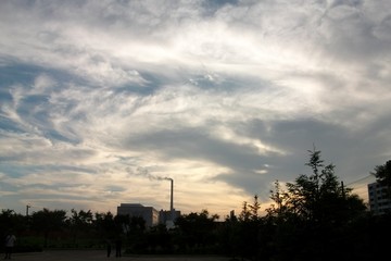 朝鲜黄昏的工厂天空景色
