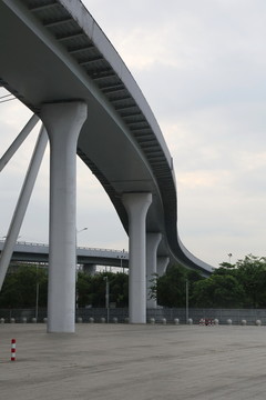 高铁站的高架桥