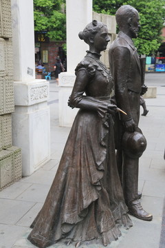 铜雕洋人夫妇雕像