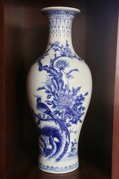 牡丹凤鸟青花瓷花瓶