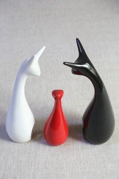 黑白红小鹿一家瓷雕