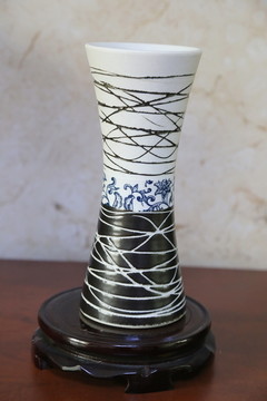弦纹收腰瓷花瓶