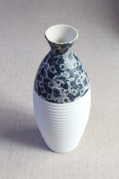 蓝花细颈瓷瓶