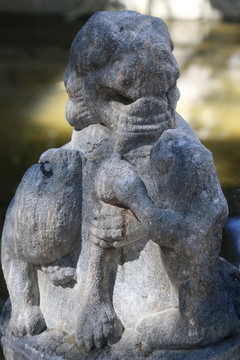 狮子母子石雕