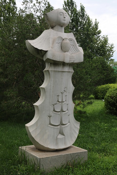 亚美尼亚石雕生机少女雕像
