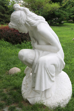 俄罗斯石雕美女雕像春天