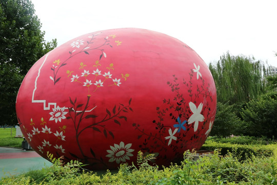 公园红色圆形彩蛋