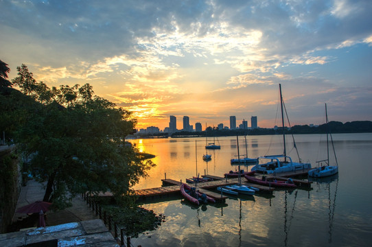 夕阳湖景