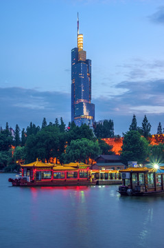 南京紫峰大厦玄武湖游船夜景