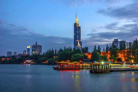 南京玄武湖紫峰大厦夜景