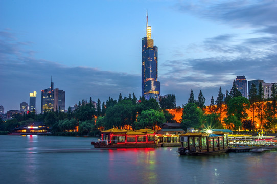 南京紫峰大厦玄武湖游船夜景