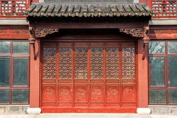 中式古建筑雕花木门