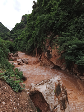 峡谷江流