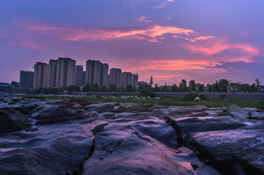 河边晚霞夜景