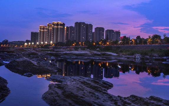 河边晚霞夜景