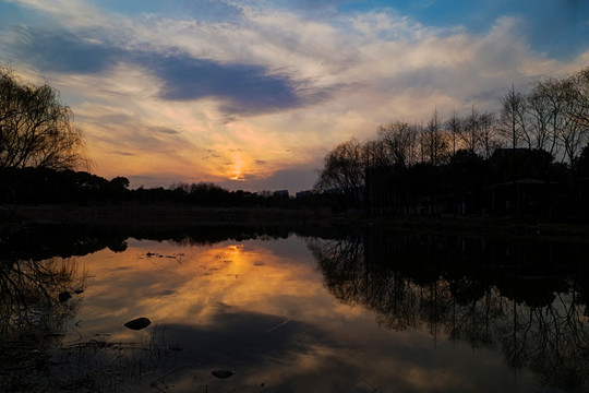 河流晚霞