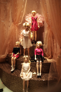 布娃娃玩具店橱窗