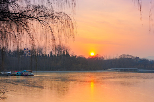 黄昏湖景