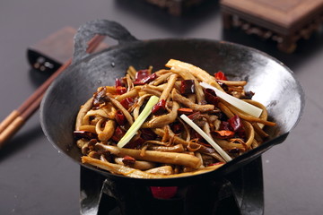 干鍋茶樹菇