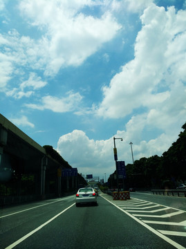道路 蓝天白云