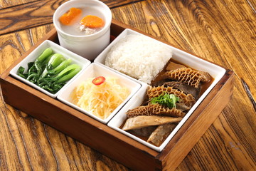蘿上牛雜飯