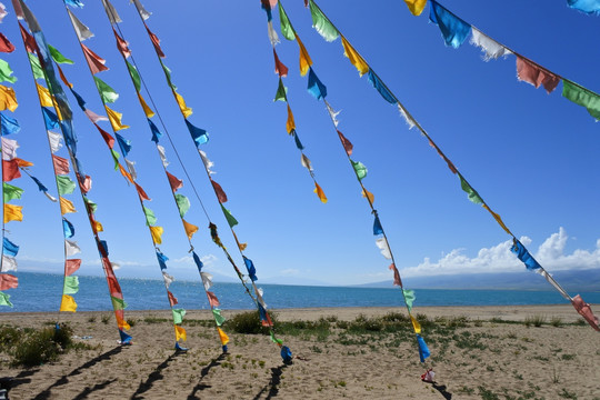 青海湖 湖边经幡