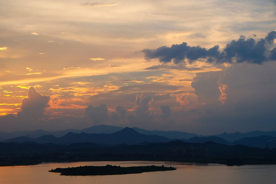 夕阳 湖水