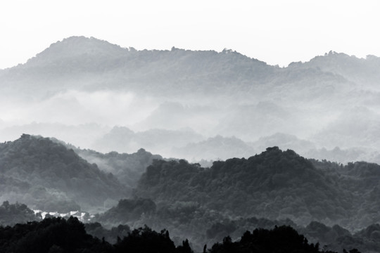 远山 云雾 水墨