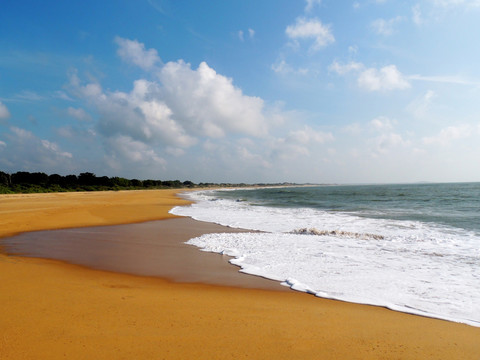 蓝天沙滩海水