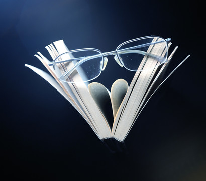 眼镜和书籍