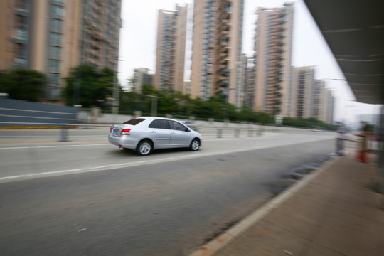 高速运动中的汽车