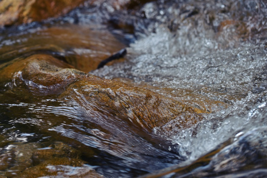 岩石上的水流