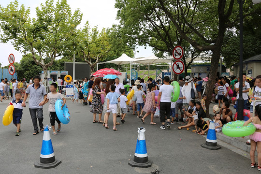 金山城市金色沙滩入口 人潮 上