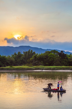 小船在夕阳中渡河