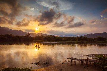 小船在夕阳中渡河