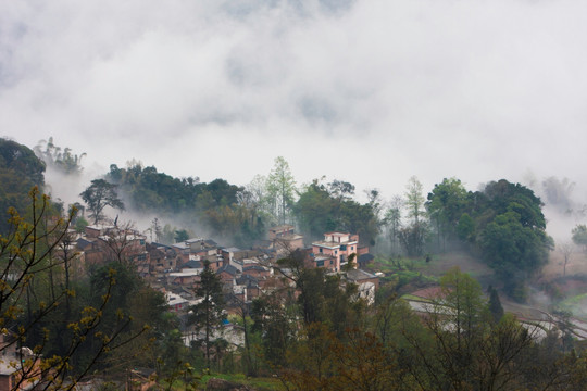 轻雾绕山寨