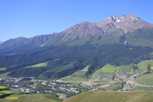 青藏高原上的山