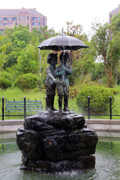 撑雨伞小孩雕塑