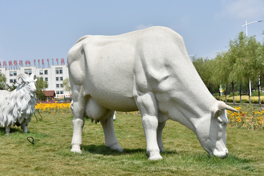 吃草的奶牛雕塑，石牛地雕塑