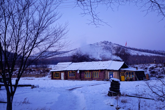 边塞农家雪景