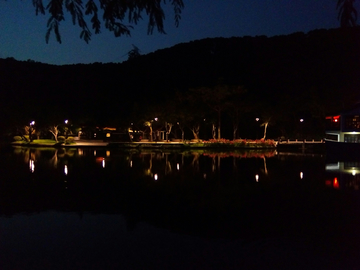 湖畔夜色风光