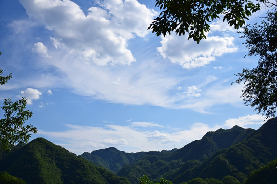 群山和蓝天白云