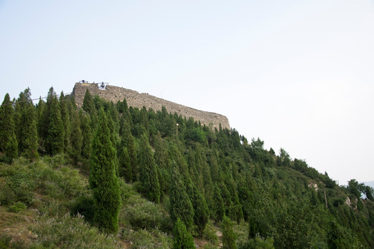 山顶的山寨石墙