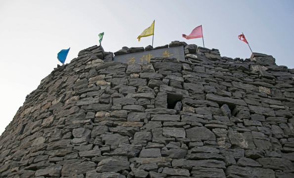 石佛寺的石头围墙