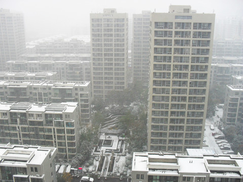 风雪中的小区建筑