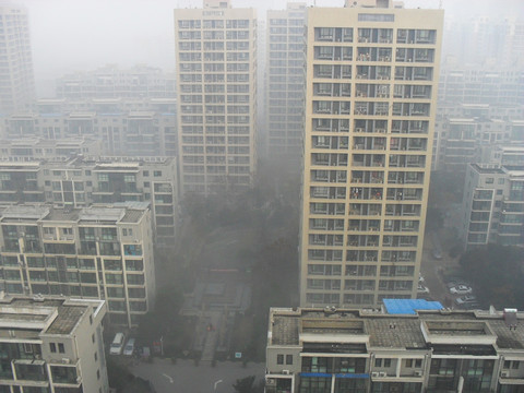 雾霾中的城市楼房