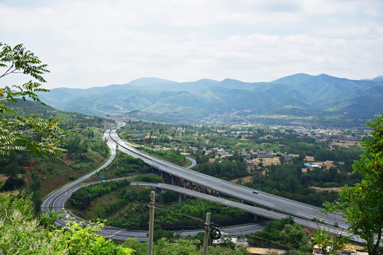 山下的高速路