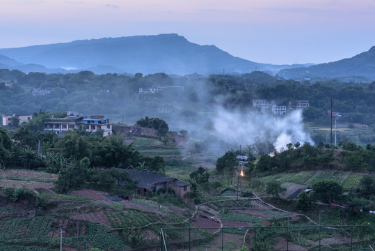 赤水山区烧玉米杆