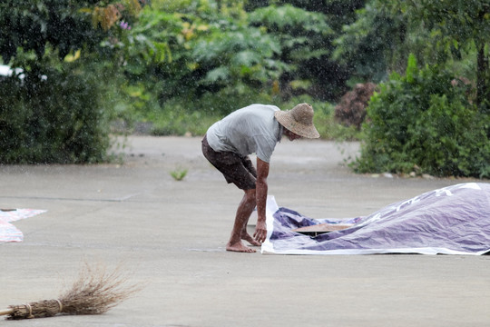 下雨收东西