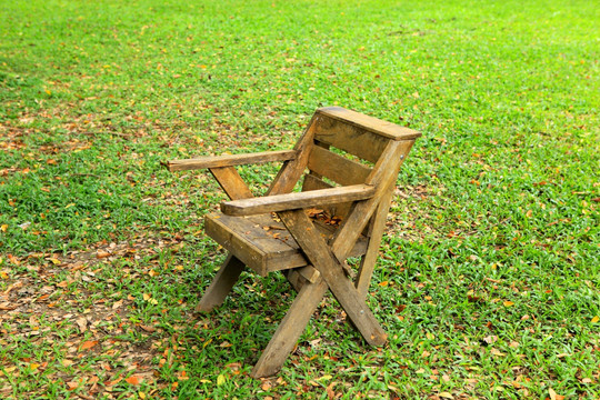 草坪木椅